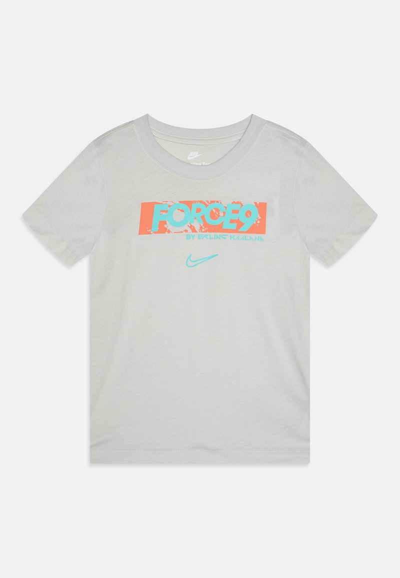 Graues Baumwoll-T-Shirt mit kurzen Ärmeln, das ein lebhaftes grafisches Design in Koralle und Blau zeigt, das das Wort "FORCE9" und das Nike-Logo enthält.