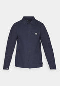 Marineblaue Hemdjacke aus strukturiertem Material, mit Kragen, Fronttaschen und einem kleinen Markenpatch auf der oberen linken Seite.