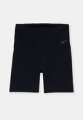 Schwarze Sportshorts aus dehnbarem Material, mit einem breiten Bund und einem kleinen blauen Logo auf der oberen linken Seite.