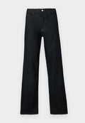 Dunkelblaue Jeans im Wide-Leg-Design. Die Merkmale umfassen einen Knopfverschluss, fünf Taschen und kontrastierende orangefarbene Nähte.
