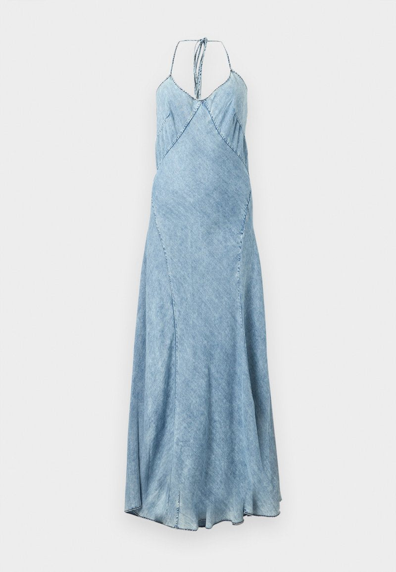 Jeanskleid in einem hellblauen Farbton, mit Spaghettiträgern, A-Linien-Schnitt und subtilen Falten entlang des Oberteils. Lange, fließende Silhouette.