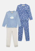 Zwei Sätze Kinderpyjamas: einer in Hellblau mit Wolken- und Mondgrafik und ein anderer in Dunkelblau mit Wolkenmustern. Weicher Stoff.