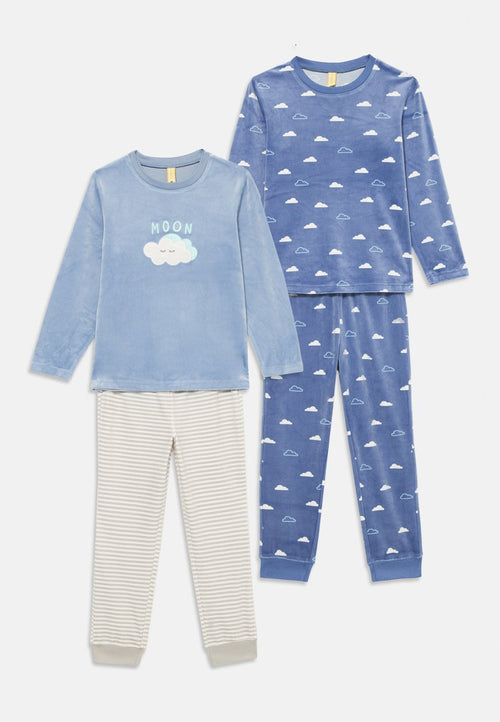 Zwei Sätze Kinderpyjamas: einer in Hellblau mit Wolken- und Mondgrafik und ein anderer in Dunkelblau mit Wolkenmustern. Weicher Stoff.