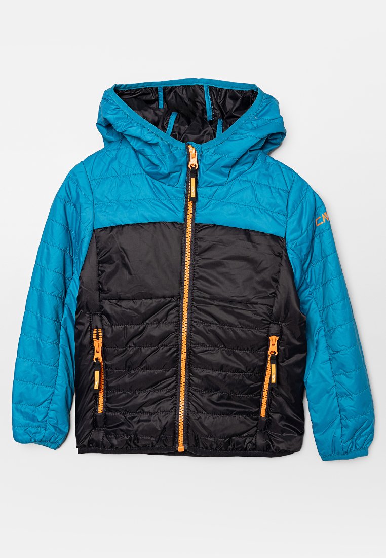 Gesteppten Jacke mit Kapuze, die einen blauen oberen Abschnitt und einen schwarzen unteren Abschnitt hat. Enthält einen orangefarbenen Reißverschluss und Akzente sowie Seitentaschen.