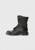 Schwarze Leder-Stiefeletten mit einem strukturierten Stoffeinsatz, runder Zehenform, Schnürung vorne und niedrigem Absatz. Verfügt über dekorative Nähte an der Sohle.