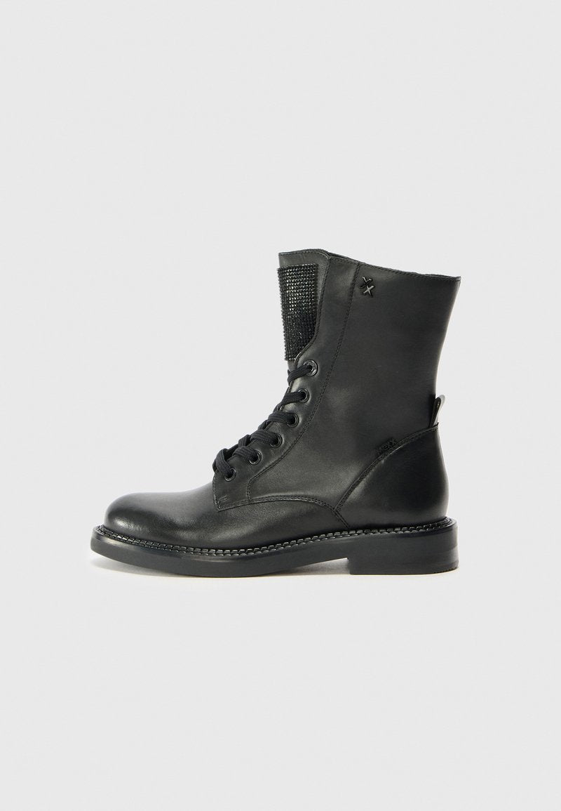 Schwarze Leder-Stiefeletten mit einem strukturierten Stoffeinsatz, runder Zehenform, Schnürung vorne und niedrigem Absatz. Verfügt über dekorative Nähte an der Sohle.