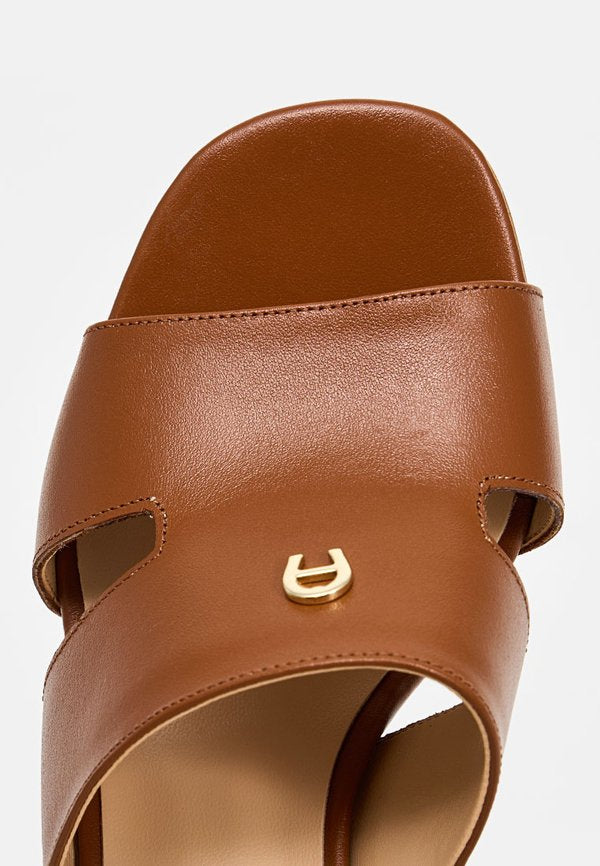 AIGNER COURTNEY