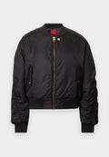 Schwarze Bomberjacke mit Reißverschluss vorne, geripptem Kragen und Bündchen, Seitentaschen und goldfarbenen Schmuckakzenten. Glatte Außenoberfläche.