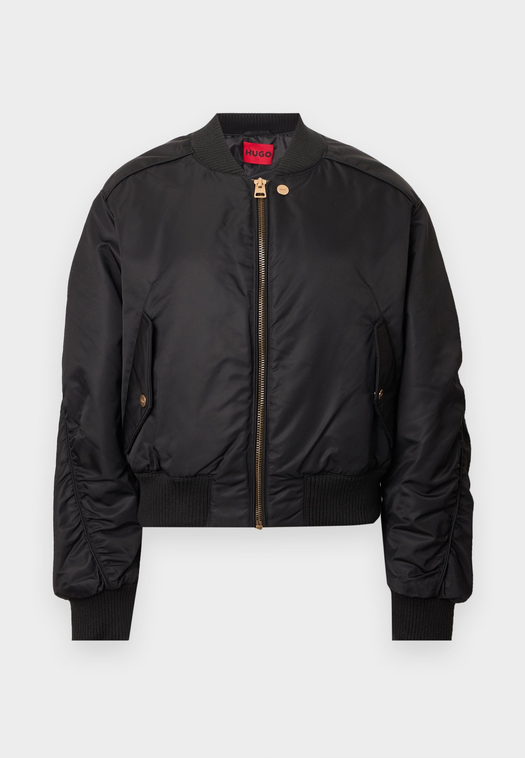 Schwarze Bomberjacke mit Reißverschluss vorne, geripptem Kragen und Bündchen, Seitentaschen und goldfarbenen Schmuckakzenten. Glatte Außenoberfläche.
