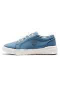 Hellblaue Leinensneaker mit weißer Gummisohle, runder Zehenpartie, Schnürung und einem gestickten Logo an der Seite.