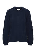 Marinblauer gestrickter Pullover mit ribbeligem Rundhalsausschnitt, strukturiertem Kabelmuster und Knopfakzenten an der Seite für zusätzliche Details.