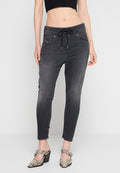Schwarze Denim-Jogginghosen mit einem Kordelzugbund und seitlichen Taschen; sie verfügen über einen gewaschenen Look für Struktur und eine schmal zulaufende Passform an den Knöcheln.