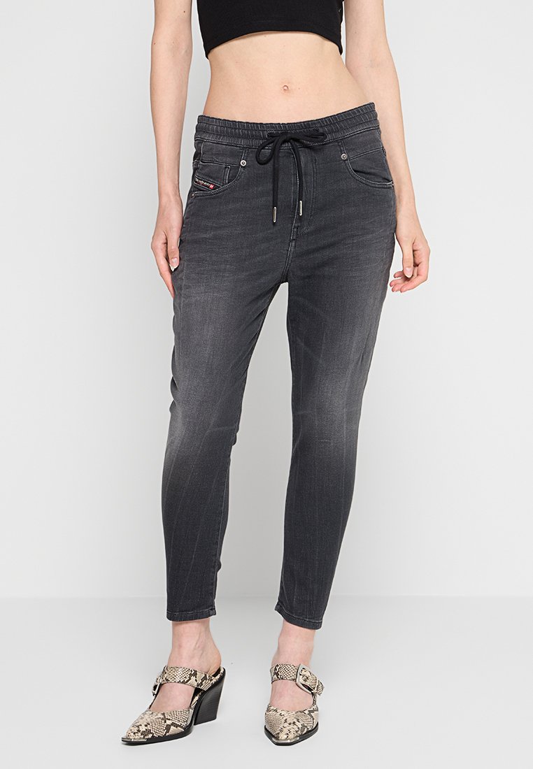 Schwarze Denim-Jogginghosen mit einem Kordelzugbund und seitlichen Taschen; sie verfügen über einen gewaschenen Look für Struktur und eine schmal zulaufende Passform an den Knöcheln.