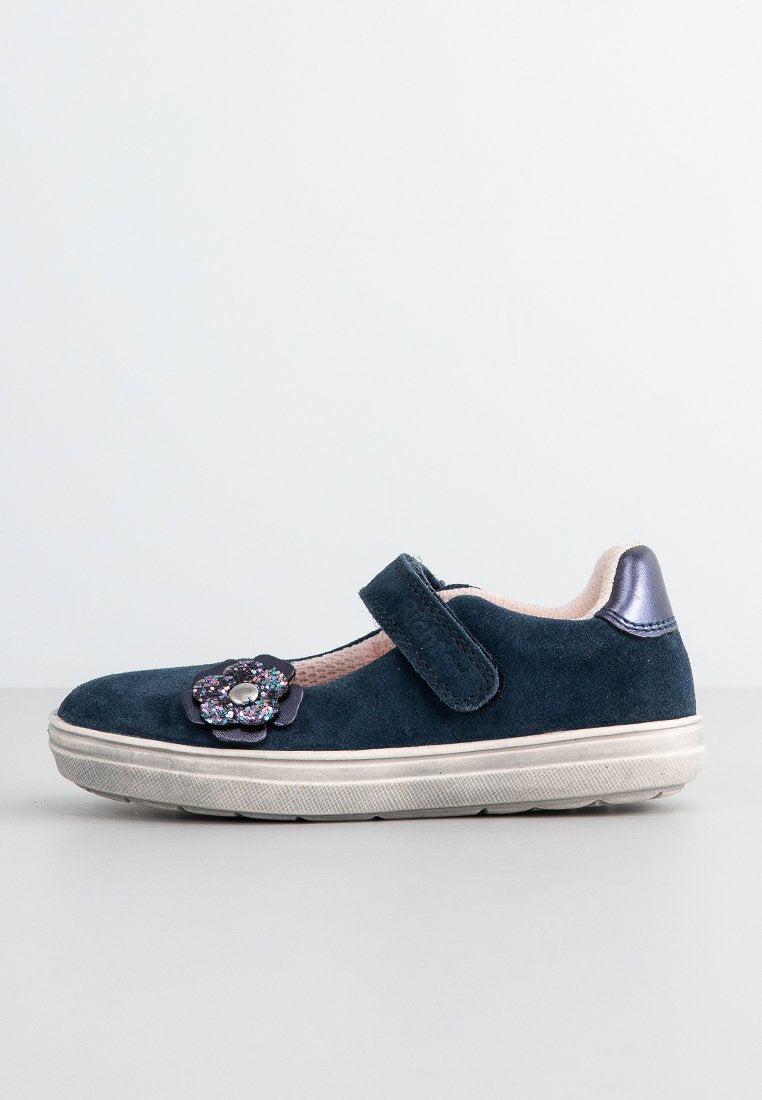 Marineblaue Wildleder-Kinder Schuhe mit weißer Sohle, verstellbarem Riemen und glitzernder Blumenverzierung oben, auf einer grauen Oberfläche präsentiert.