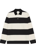 Langärmeliges Poloshirt mit schwarzen und cremefarbenen Streifen, einem Kragen, einer dreiknöpfigen Knopfleiste und einem kleinen Akzentdetail in der Nähe des Kragens.