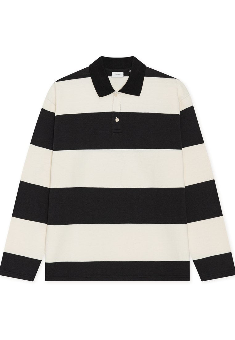 Langärmeliges Poloshirt mit schwarzen und cremefarbenen Streifen, einem Kragen, einer dreiknöpfigen Knopfleiste und einem kleinen Akzentdetail in der Nähe des Kragens.