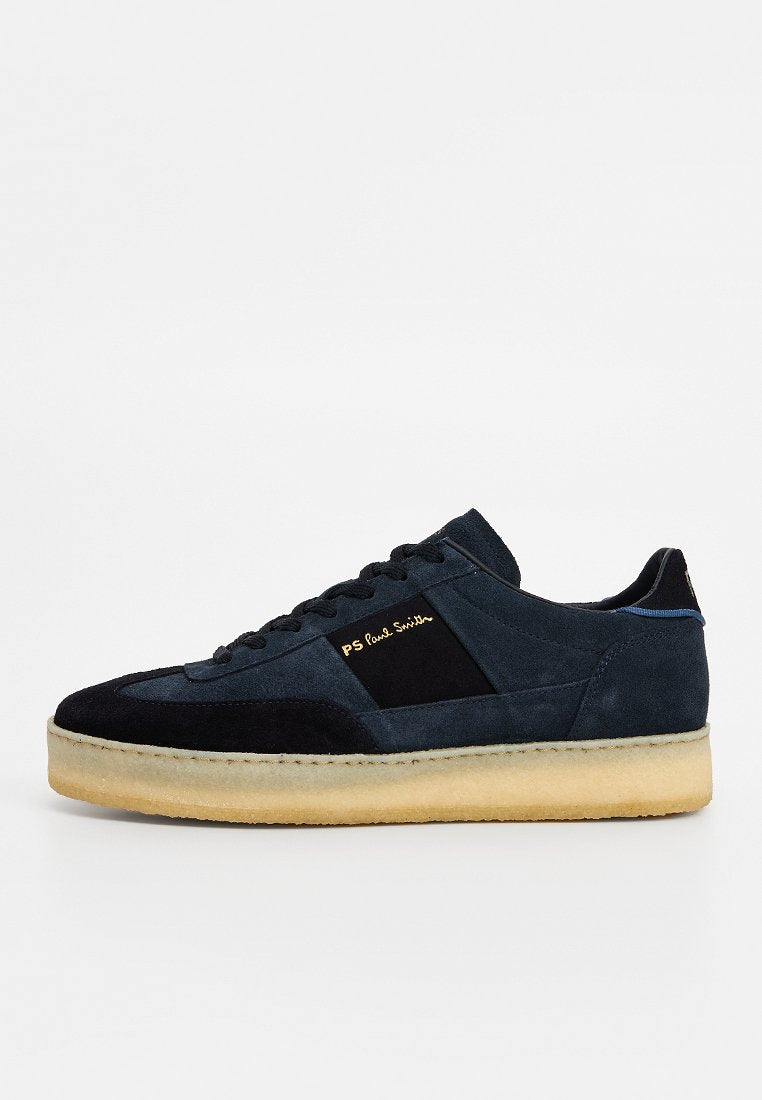 Dunkelblaue Wildledersneaker mit schwarzem Wildlederpaneel, goldenem Logodetail und Gummisohle. Abgerundete Form und leichtes Design.