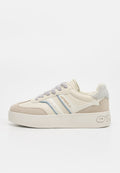 Beige-weißer O'Neill Sneaker mit strukturierten grauen Schnürsenkeln, gepolstertem Kragen und Plateausohle, seitlich auf weißem Hintergrund.