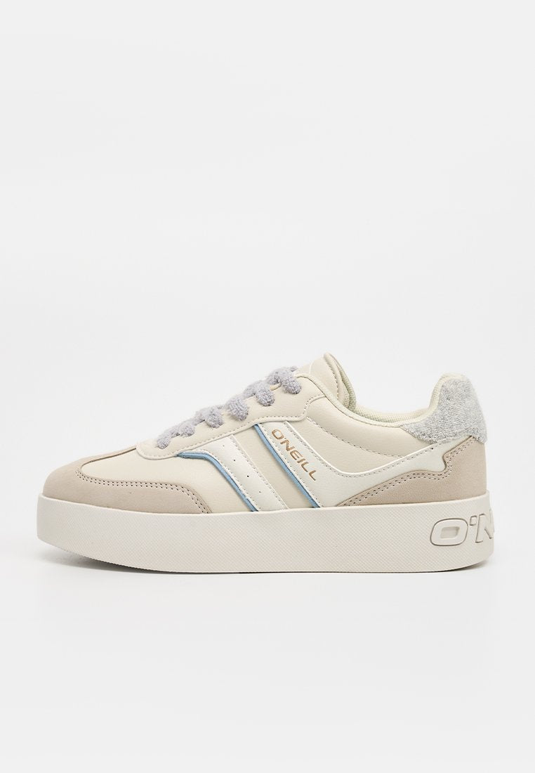 Beige-weißer O'Neill Sneaker mit strukturierten grauen Schnürsenkeln, gepolstertem Kragen und Plateausohle, seitlich auf weißem Hintergrund.