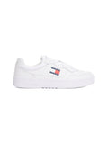 Weißer Sneaker mit Obermaterial aus glattem Leder, Schnürung, gepolstertem Schaft und Gummisohle. Verfügt über ein rotes und blaues "TOMMY JEANS"-Logo an der Seite.