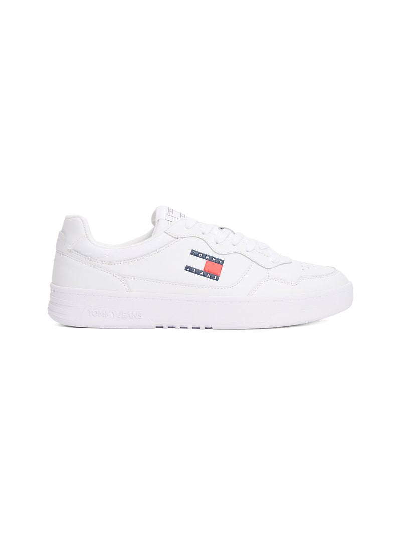 Weißer Sneaker mit Obermaterial aus glattem Leder, Schnürung, gepolstertem Schaft und Gummisohle. Verfügt über ein rotes und blaues "TOMMY JEANS"-Logo an der Seite.