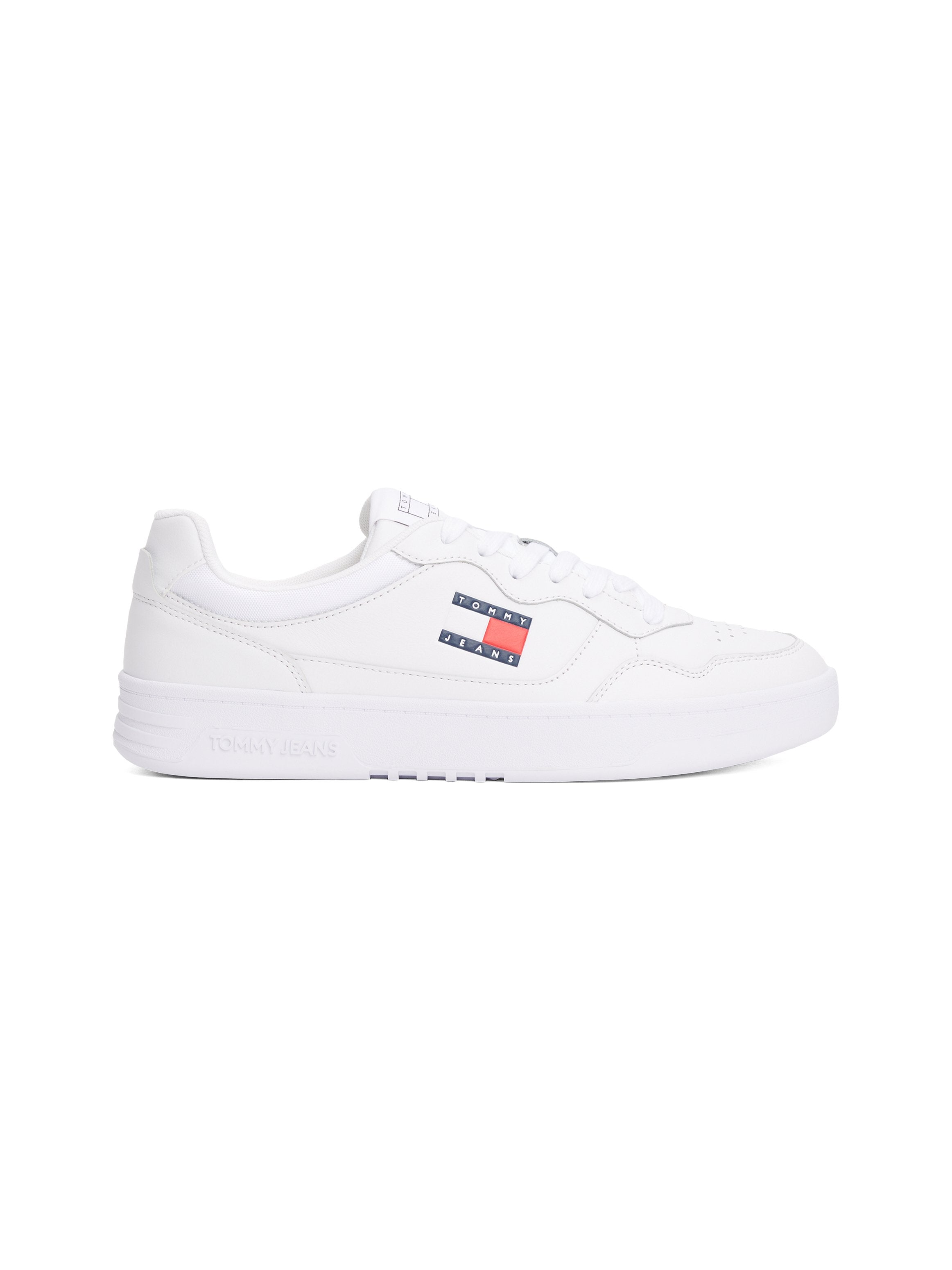 Weißer Sneaker mit Obermaterial aus glattem Leder, Schnürung, gepolstertem Schaft und Gummisohle. Verfügt über ein rotes und blaues "TOMMY JEANS"-Logo an der Seite.