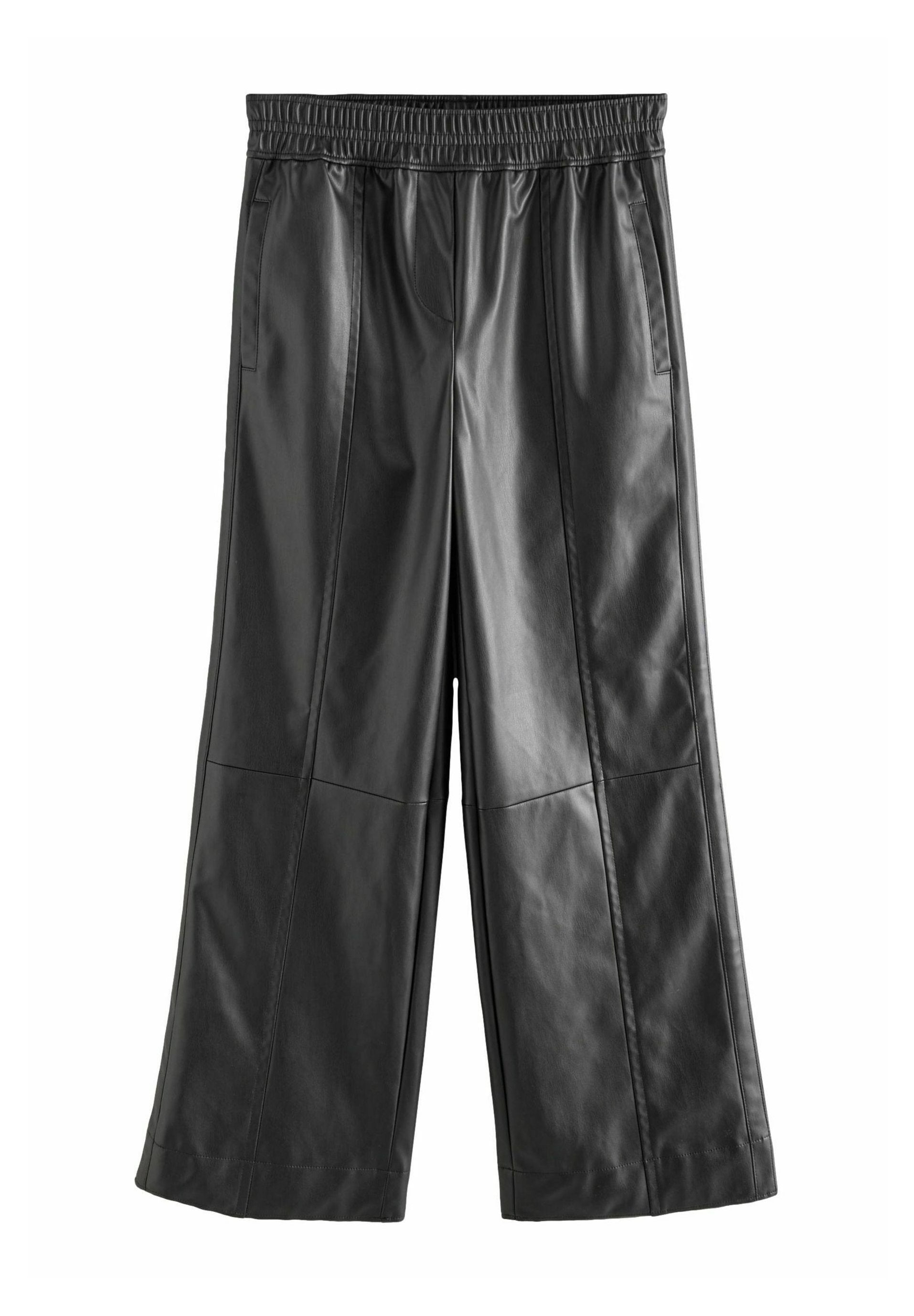 Schwarze, aus veganem Leder gefertigte weite Hose mit elastischem Bund, seitlichen Taschen und einer glatten, glänzenden Textur.