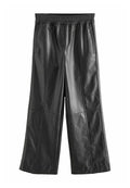 Schwarze, aus veganem Leder gefertigte weite Hose mit elastischem Bund, seitlichen Taschen und einer glatten, glänzenden Textur.