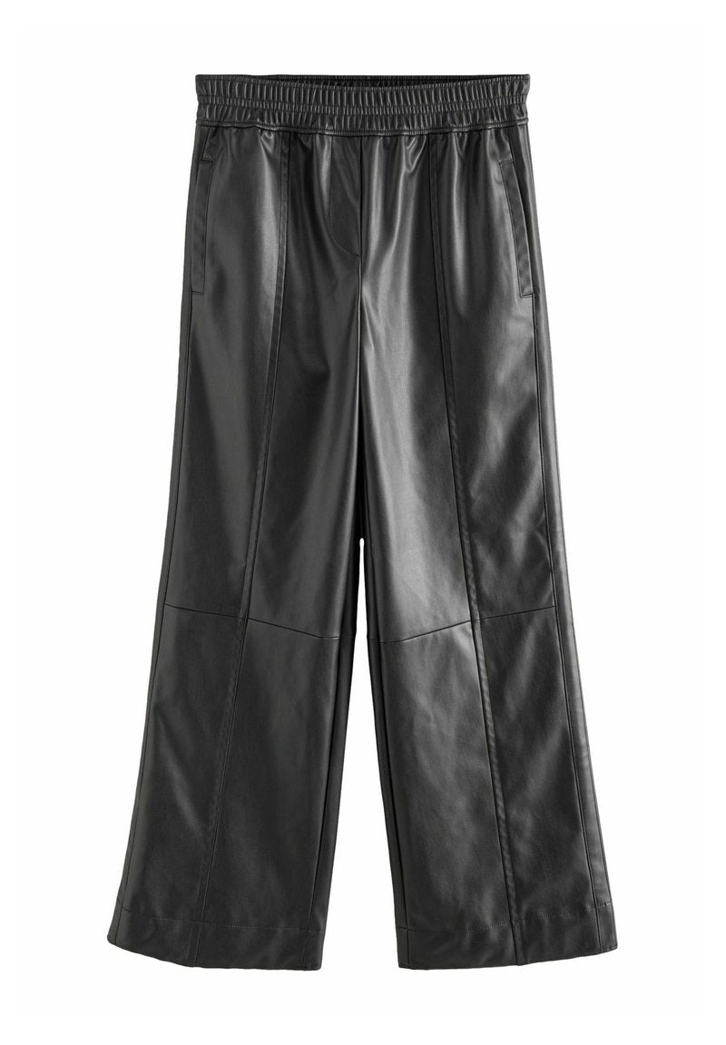 Schwarze, aus veganem Leder gefertigte weite Hose mit elastischem Bund, seitlichen Taschen und einer glatten, glänzenden Textur.