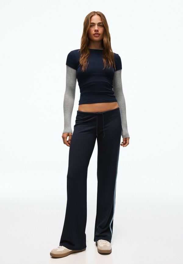 Bershka PLUSH WITH CONTRAST SIDE STRIPE - TROUSERS - Tracksuit bottoms - royal blue