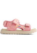 Rosa Kinder-Sandalen mit einem Obermaterial aus floral gemustertem Stoff, verstellbaren Riemen und einer beigefarbenen Gummisohle mit strukturiertem Profil.