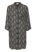Schwarz-weiße Kurzarmhemdkleid mit einem Blattmuster, lockerer Passform, umgeschlagenen Ärmeln und einem Kragen. Hergestellt aus einem leichten Stoff.