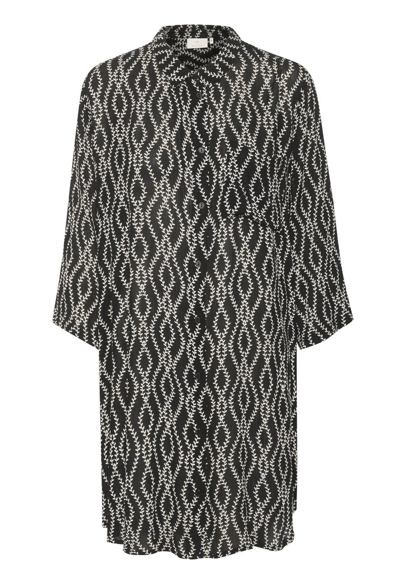 Schwarz-weiße Kurzarmhemdkleid mit einem Blattmuster, lockerer Passform, umgeschlagenen Ärmeln und einem Kragen. Hergestellt aus einem leichten Stoff.
