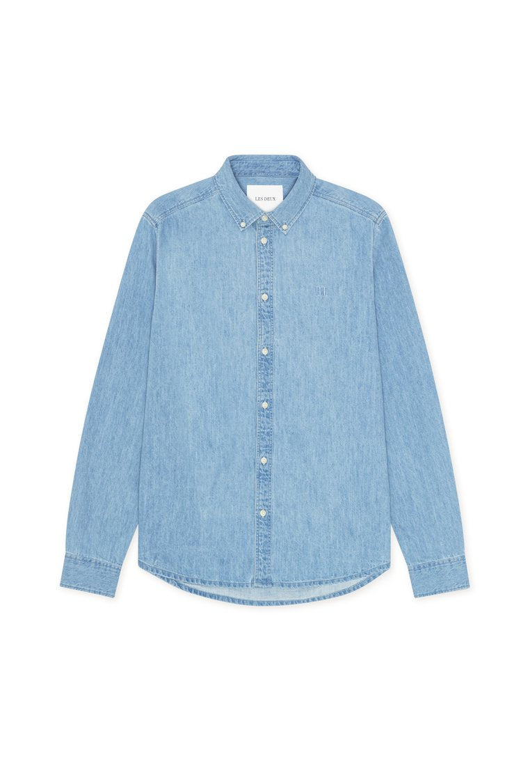 Hellblaues Denim-Hemd mit Knöpfen, langen Ärmeln, spitzem Kragen und abgerundetem Saum. Verfügt über eine vordere Knopfverschlussleiste und ein kleines Logodetail.