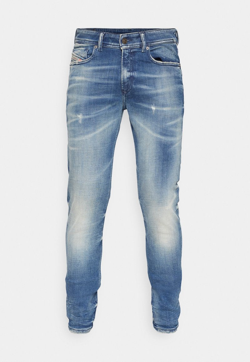 Blaue Denim-Jeans im Slim-Fit-Design mit einem ausgewaschenen Finish, leichter Waschung und klassischem Fünf-Taschen-Stil.