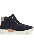 Hochschnittige Sneaker aus marineblauem Wildleder mit einem tanfarbenen Akzent an der Ferse. Verfügt über eine weiße Gummisohle, Metallösen und ein Schnürdesign an der Vorderseite.