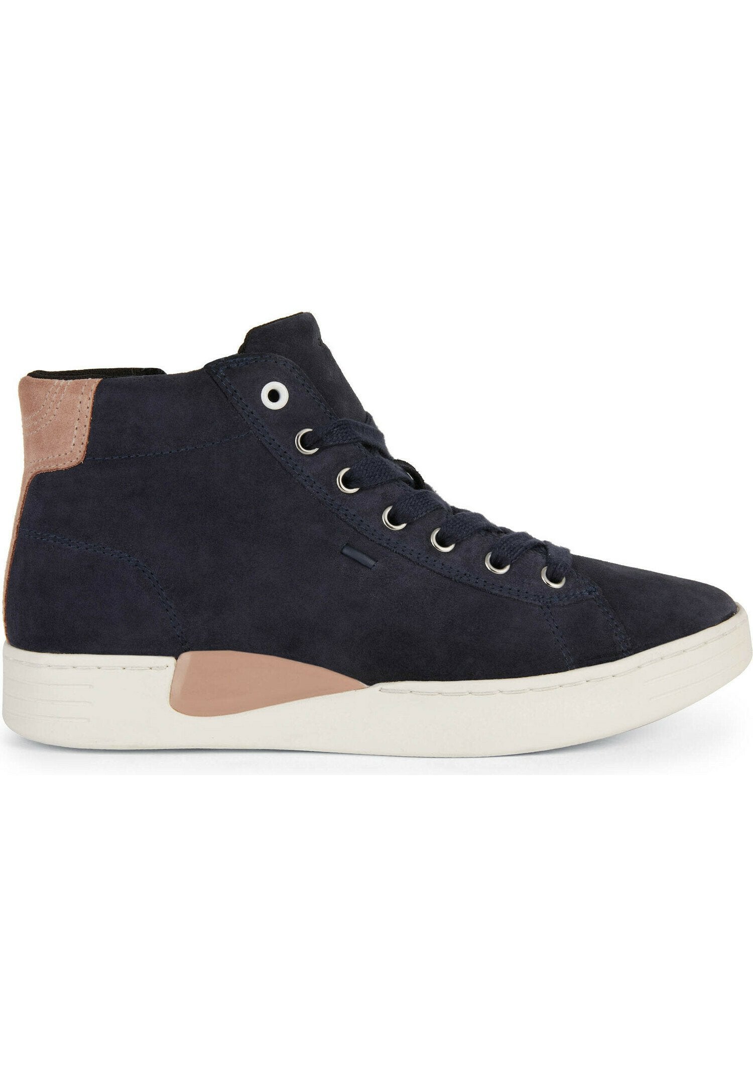 Hochschnittige Sneaker aus marineblauem Wildleder mit einem tanfarbenen Akzent an der Ferse. Verfügt über eine weiße Gummisohle, Metallösen und ein Schnürdesign an der Vorderseite.