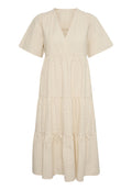 Gestuftes, cremefarbenes Kleid mit V-Ausschnitt, kurzen Ärmeln und strukturiertem Stoff. Es hat eine geraffte Taille und eine fließende Silhouette.