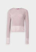 Gerippter, langärmeliger, verkürzter Pullover in sanften Rosatönen mit Rundhalsausschnitt und leicht transparenten Bündchen, ausgestattet mit einem Markenlabel in kontrastierendem Rot.