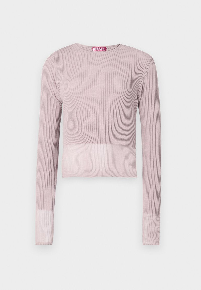 Gerippter, langärmeliger, verkürzter Pullover in sanften Rosatönen mit Rundhalsausschnitt und leicht transparenten Bündchen, ausgestattet mit einem Markenlabel in kontrastierendem Rot.