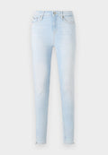 Hellblaue Skinny-Jeans mit vorderer Knopfleiste, Reißverschluss und Taschen, auf einem schlichten hellen Hintergrund präsentiert.