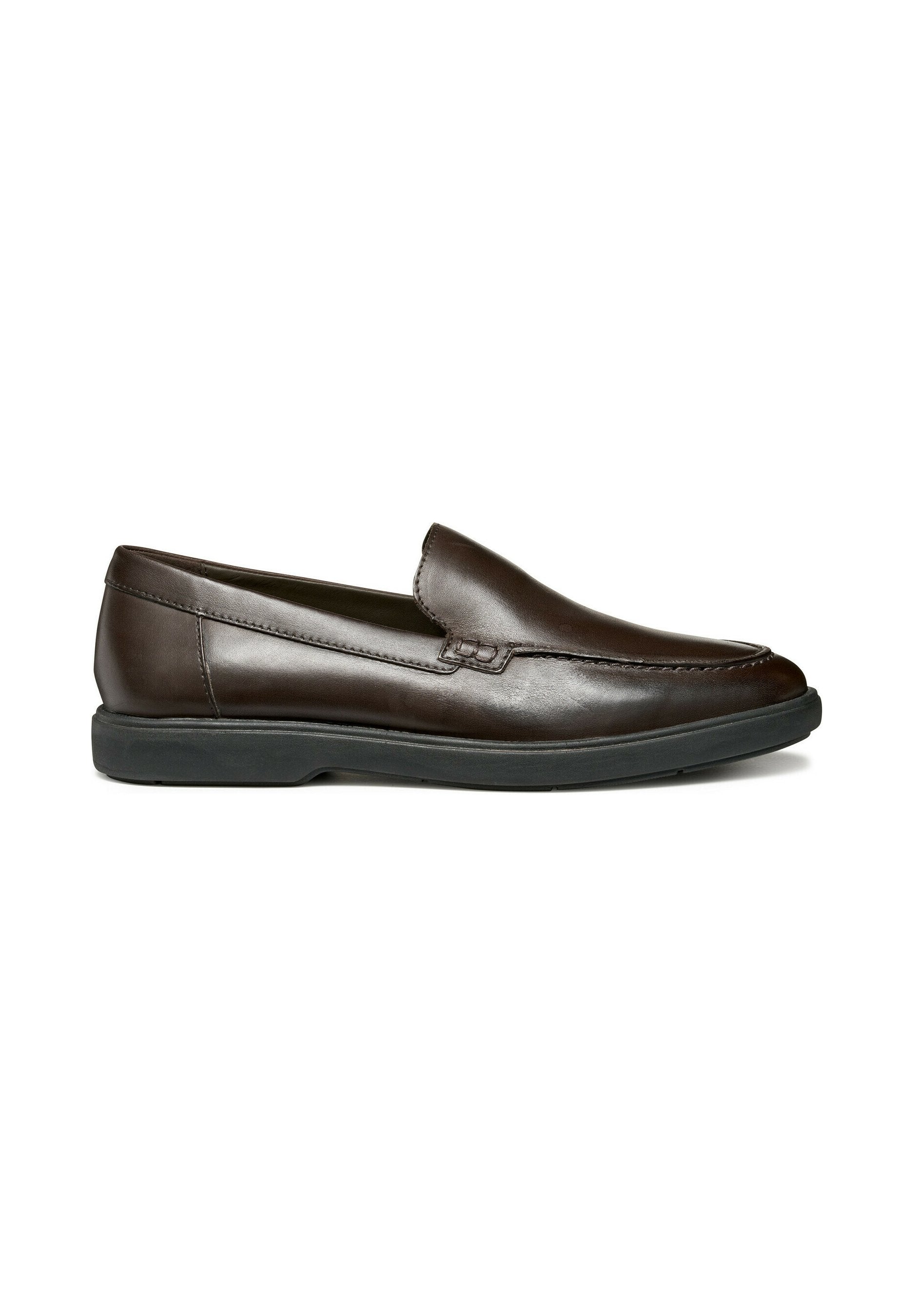 Braune Leder-Slipper mit runder Zehenpartie, ausgestattet mit kontrastierenden Nähten und einer flexiblen schwarzen Gummisohle. Glatte Oberfläche.