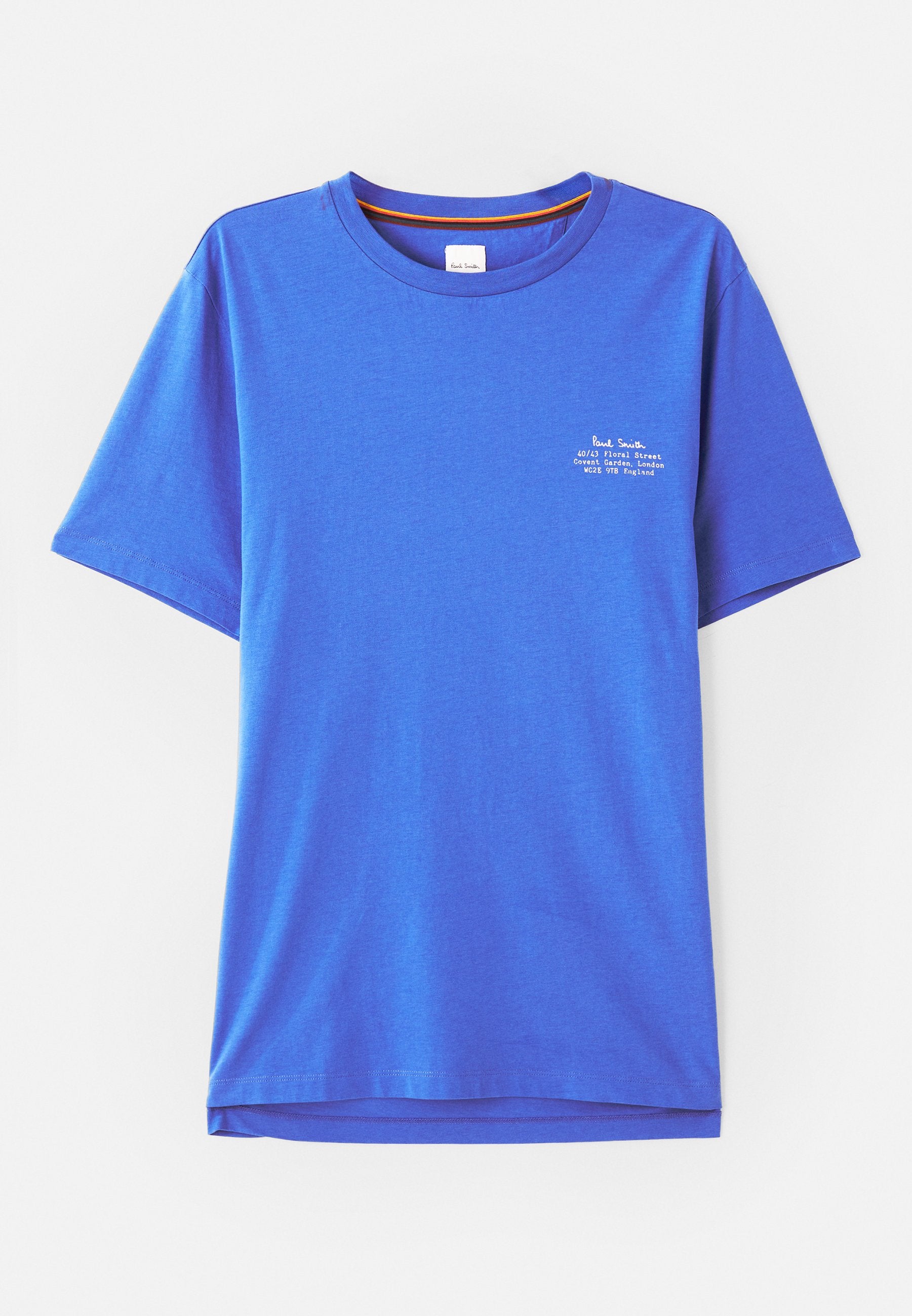 Blaues Baumwoll-T-Shirt mit kurzen Ärmeln und Rundhalsausschnitt, mit weißem Drucktext auf der oberen linken Seite. Glatte Textur und lockere Passform.