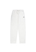 Hellgraue Jogginghose aus weichem Material, mit einem elastischen Bund und Kordelzug, seitlichen Taschen und einem kleinen Logo auf der Vorderseite.
