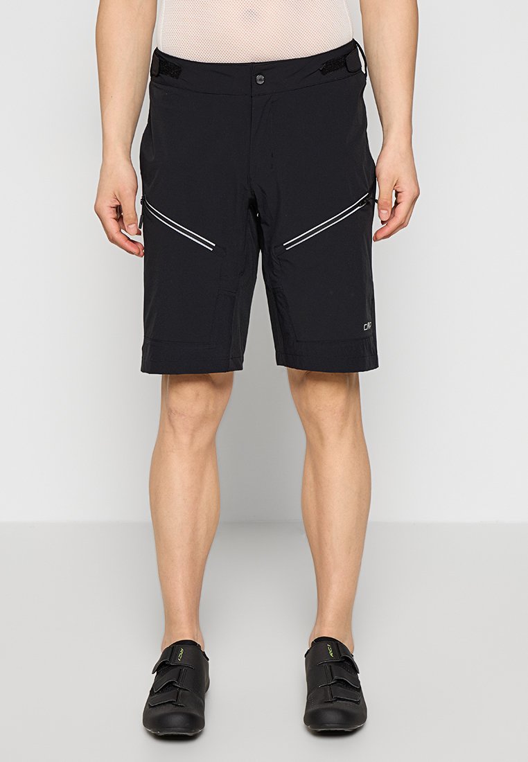 Schwarze Radshorts aus atmungsaktivem Stoff, mit reflektierenden Akzenten, verstellbarem Bund und zwei Reißverschlusstaschen an der Vorderseite.