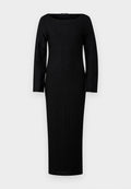 Schwarzes langärmeliges Kleid mit einer figurschmeichelnden Silhouette, das ein strukturiertes, welliges Muster und einen weiten Rundhalsausschnitt aufweist. Bodenkontaktlänge.
