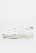 Weißer Sneaker mit glattem Lederobermaterial, minimalistischem Design, grauem Stofffutter, perforierten Seitendetails und einer strukturierten Gummisohle.