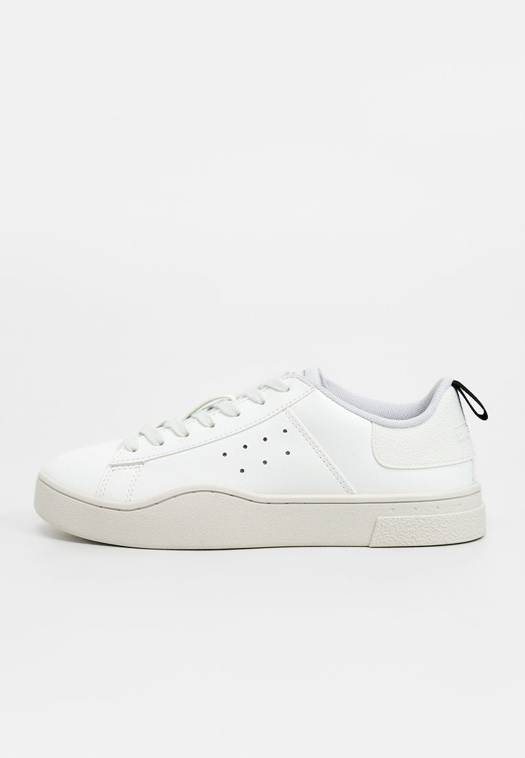 Weißer Sneaker mit glattem Lederobermaterial, minimalistischem Design, grauem Stofffutter, perforierten Seitendetails und einer strukturierten Gummisohle.