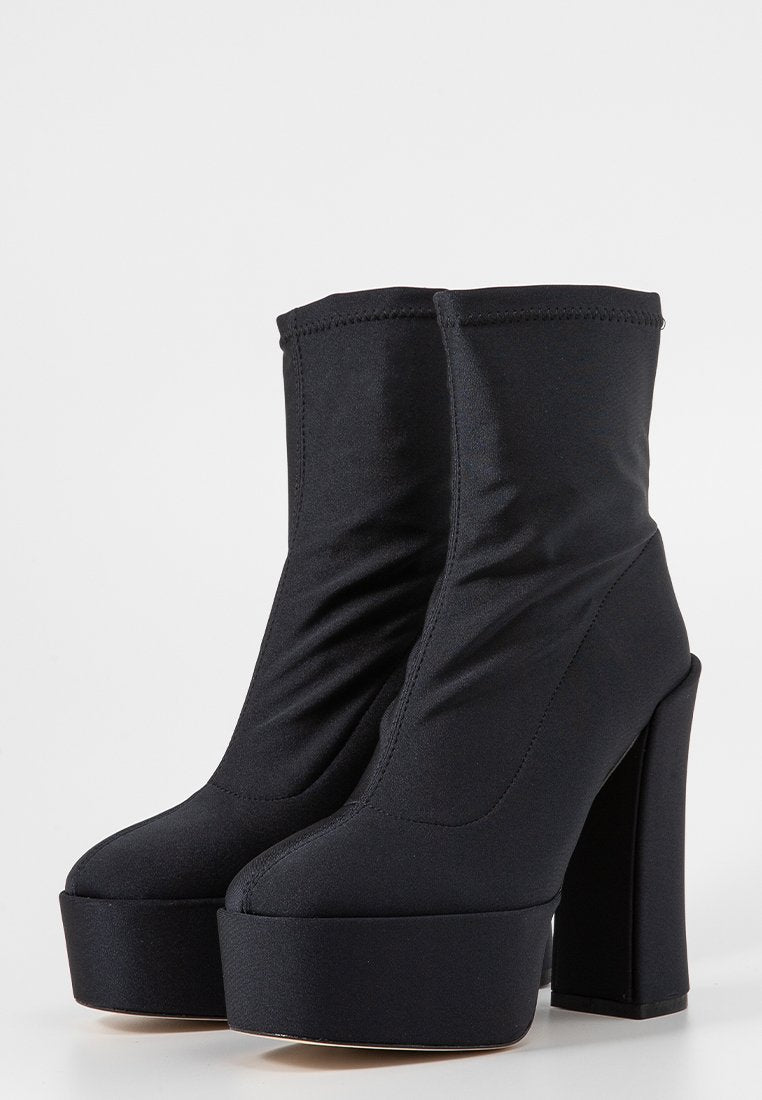 Stuart Weitzman SKYHI 145