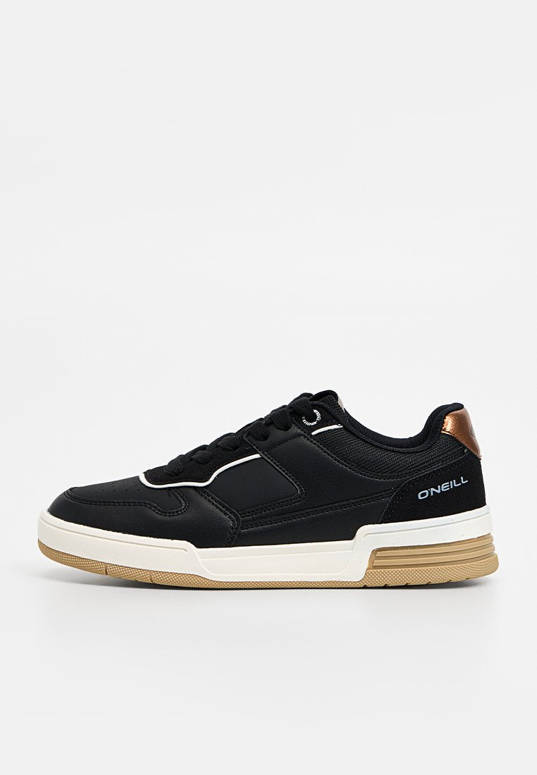 Schwarze sportliche Sneaker mit strukturiertem Obermaterial, weißer Zwischensohle und goldenen Akzenten; beinhaltet eine Schnürung und einen verstärkten Absatz.